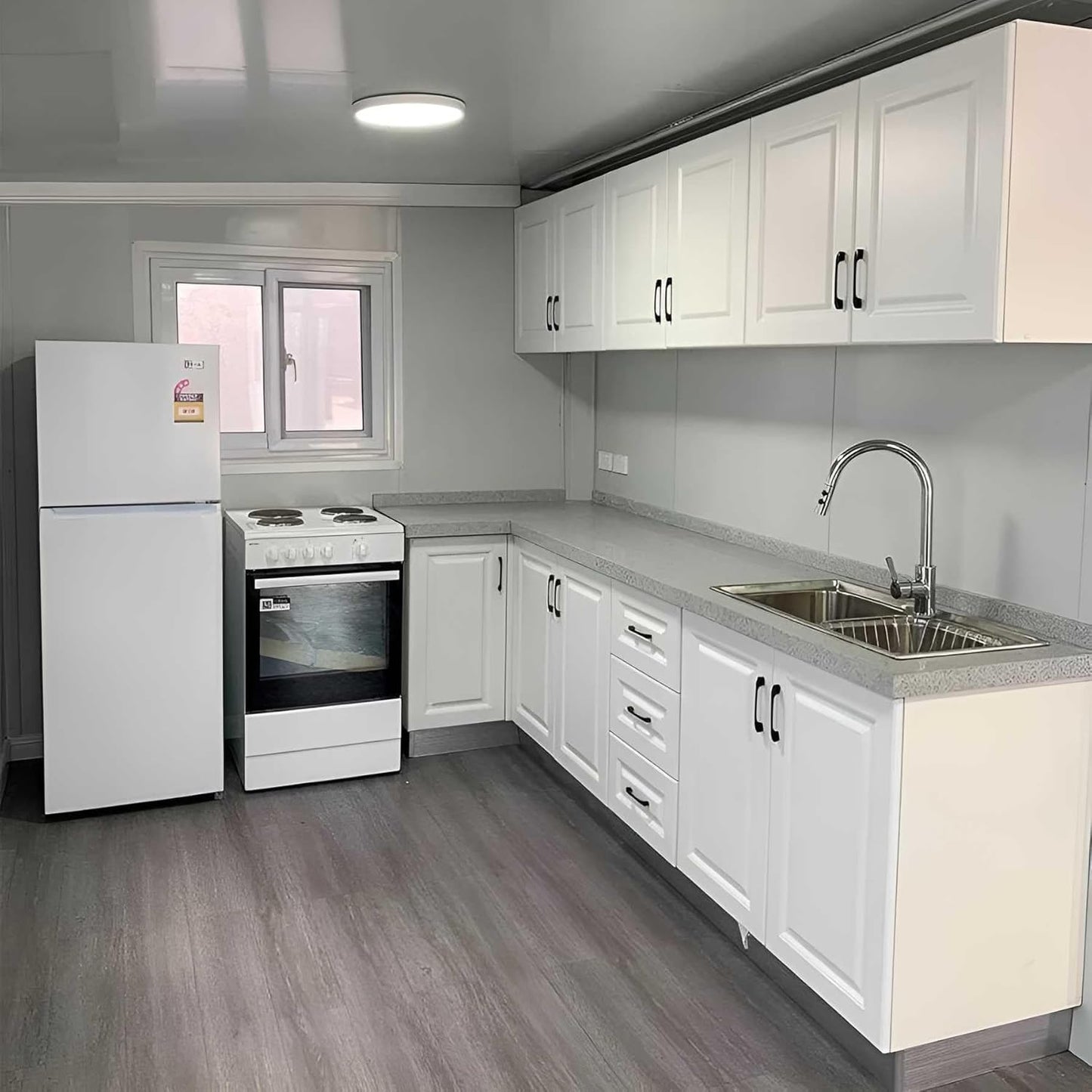 Casa de 40 pies con diseño de lujo, con 3 habitaciones, 1 sala de estar, 1 baño completamente equipado y cocina.